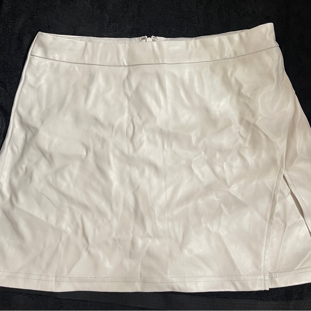 Elegant White Women's Skirt (NEVER WORN)